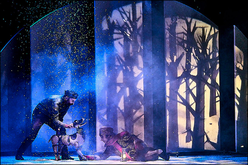 《太空小狗萊卡》融合木偶、皮影戲、多媒體影像與裝置劇場形式重現冷戰時期人狗情誼。（北藝中心提供）