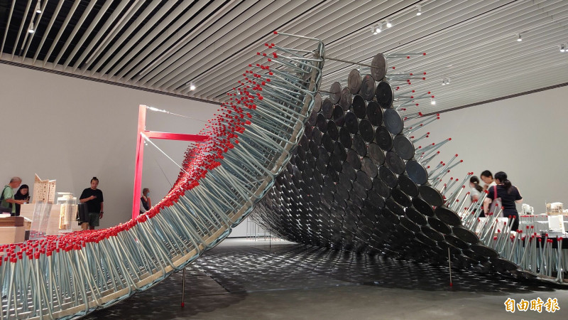 台灣傳統圓形鐵椅也可以是當代設計元素。（記者洪瑞琴攝）