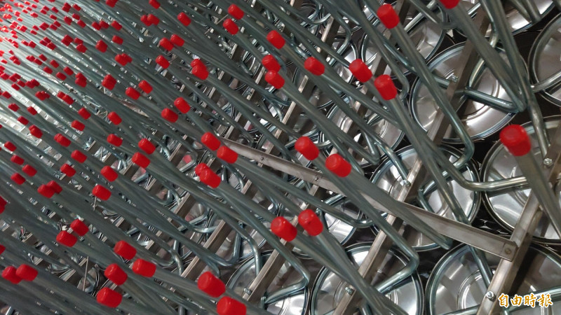 圓形鐵椅探索「家」的組構。（記者洪瑞琴攝）