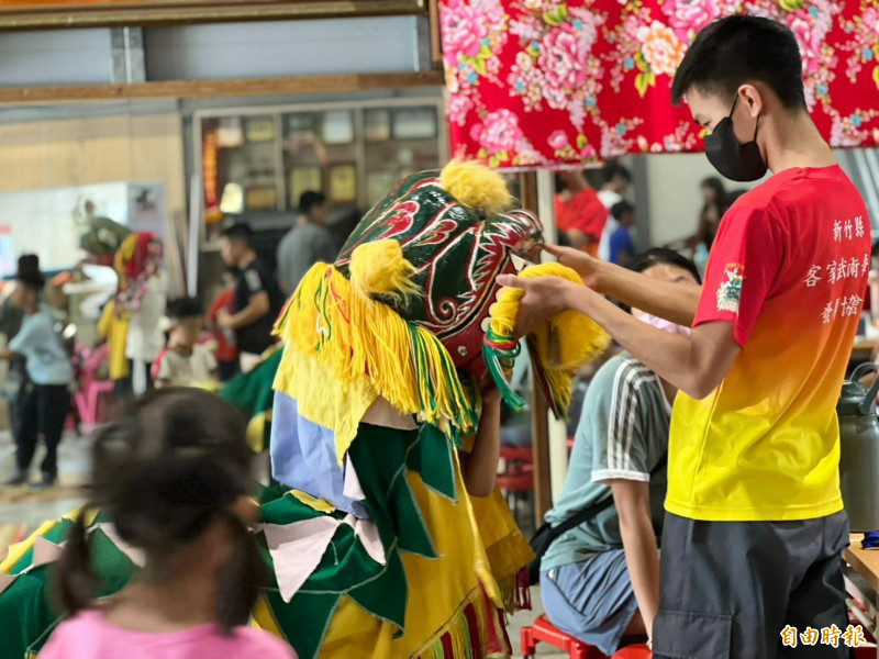 新竹縣舉辦的小小武師薪傳營，讓學員們從中認識客家方口獅獨特的魅力。（記者黃美珠攝）