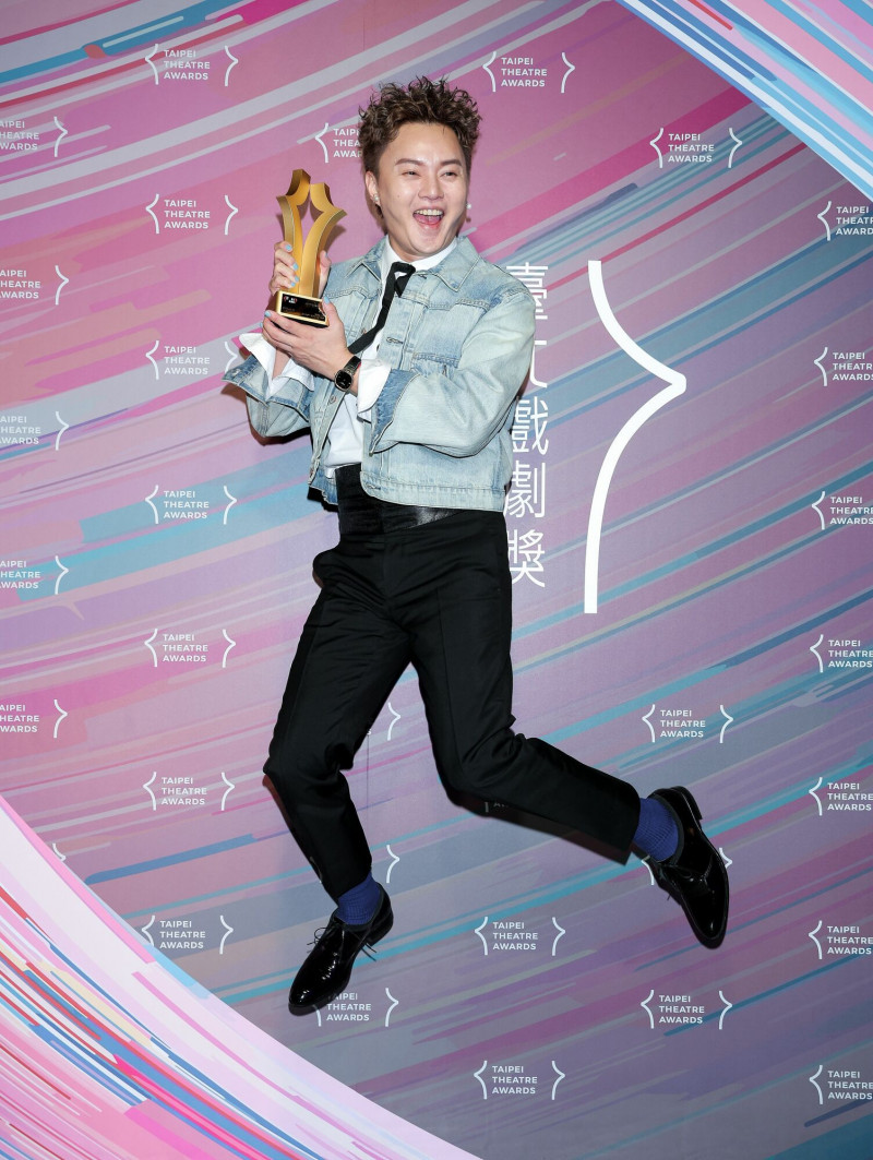 許富凱以《五木大学—夜の女王櫻子媽媽》獲得最佳音樂劇類男演員獎，開心到跳起來。（記者王文麟攝）