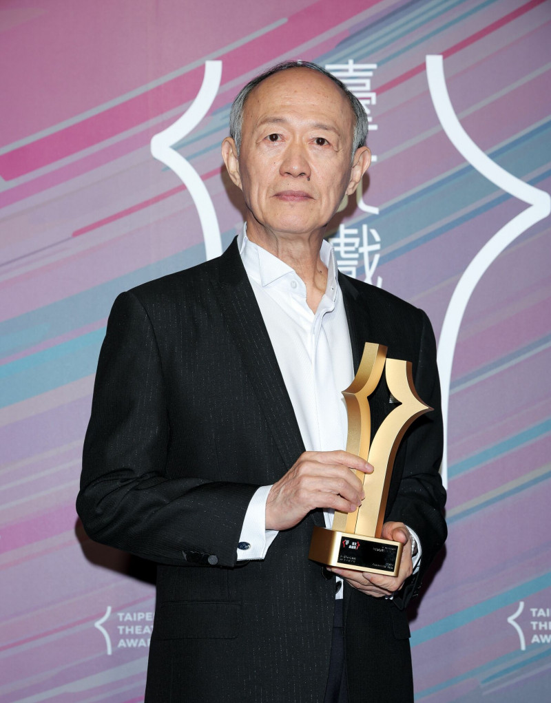 金士傑以果陀劇場《最後14堂星期二的課》獲得最佳戲劇類男演員獎。（記者王文麟攝攝）