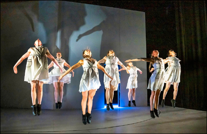 7名「愛麗絲」同時登場的獨特編排，深刻映照出現代青春期少女，在成長道路上可能經歷的孤獨與內心掙扎。（衛武營提供）