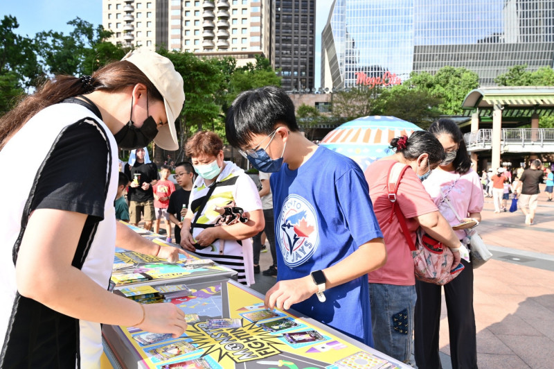 新北兒藝節熱門活動「怪獸卡牌」卡面換新，今年邀請到日本知名IP「寶可夢」的日本繪師「ナカイミナ（Nakaimina）」、Jerky操刀設計。（新北市文化局提供）