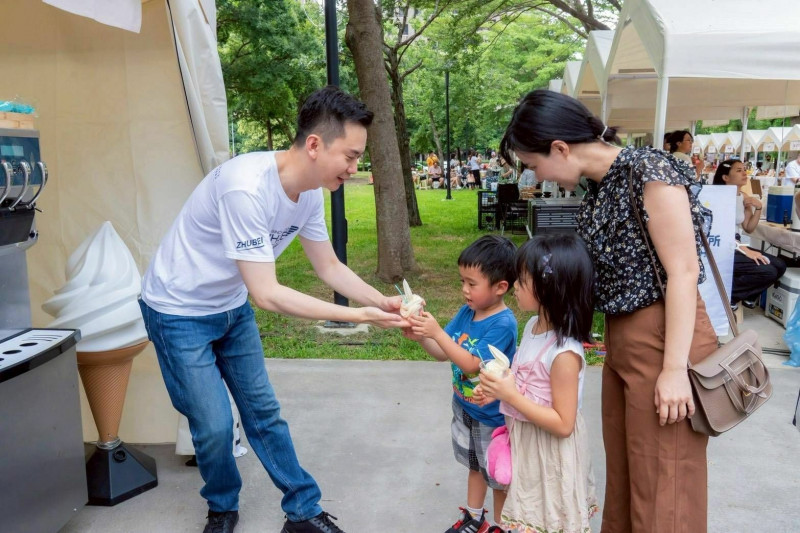 竹北市長鄭朝方（左）要在本周末登場的竹北永續祭中，行銷在地黑豆磨粉所做成的竹北風味冰淇淋。（竹北市公所提供）