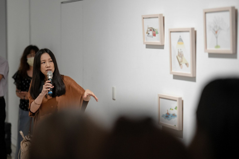藝術家官孟玄以繪本般溫暖的筆觸，呈現對當代社會的觀察。（高美館提供）