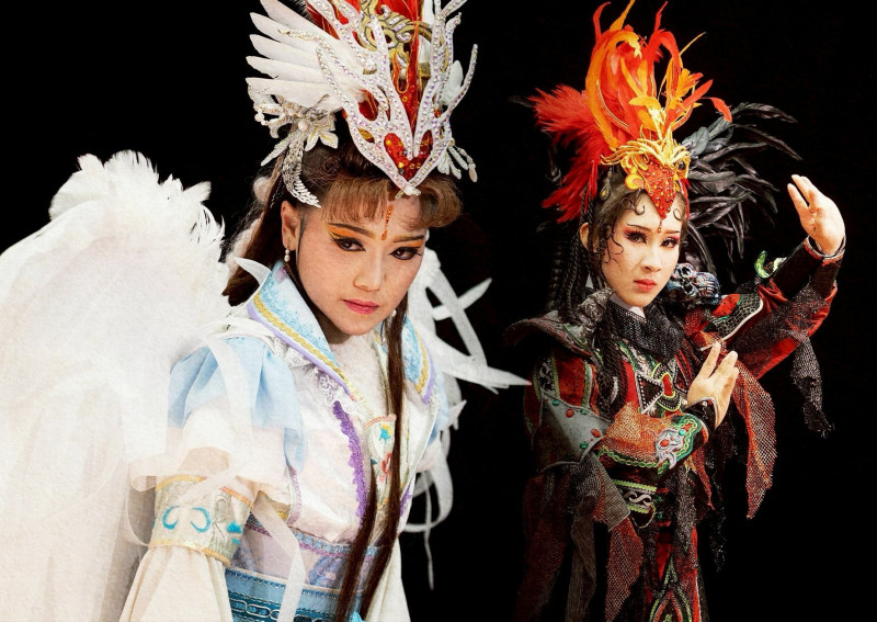 戴勝鳥由王雅鈴（左）飾演，石妖鳥由柳安安（右）飾演。（市府提供）