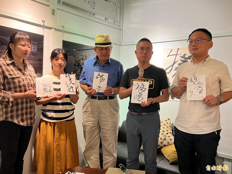 地球公民基金會策劃〈歸零-無人提起的真相〉書法與攝影展今開幕，前屏東縣長曹啟鴻（中）到場支持。（記者羅欣貞攝）