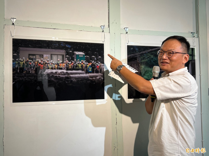 日本一橋大學社會學博士、中山大學社會系博士後研究員，同時也是長期擔任豐田直巳聯繫窗口的陳威志，解說日本攝影家豐田直巳的作品。（記者羅欣貞攝）