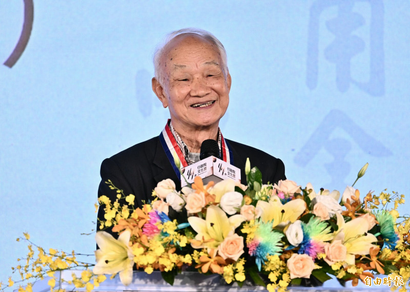 吳晟於領獎後致詞。（記者陳奕全攝）