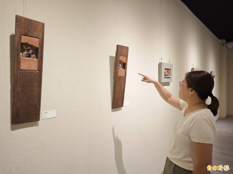 林世富採窯前雕的方式進行磚雕創作，相當生動，個展在歸仁文化中心登場，吸引民眾參觀。（記者吳俊鋒攝）