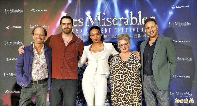 音樂會演員於衛武營接受聯訪，左起飾演酒店老闆的伊恩．休傑斯、飾尚萬強的路克．麥考爾、飾演芳婷的夏娜．休伊特、飾酒店老闆娘的海倫．華許，以及飾演賈維爾的海登．提伊。（記者凌美雪攝）