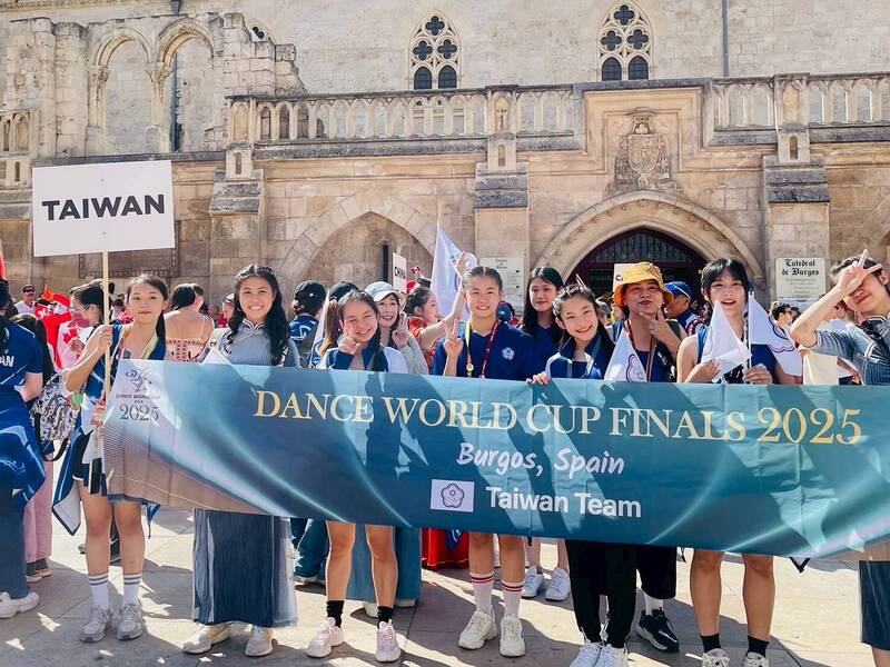台灣代表隊遠赴西班牙參加《Dance World Cup 2025》世界盃舞蹈大賽。（迪迪舞蹈劇場提供）
