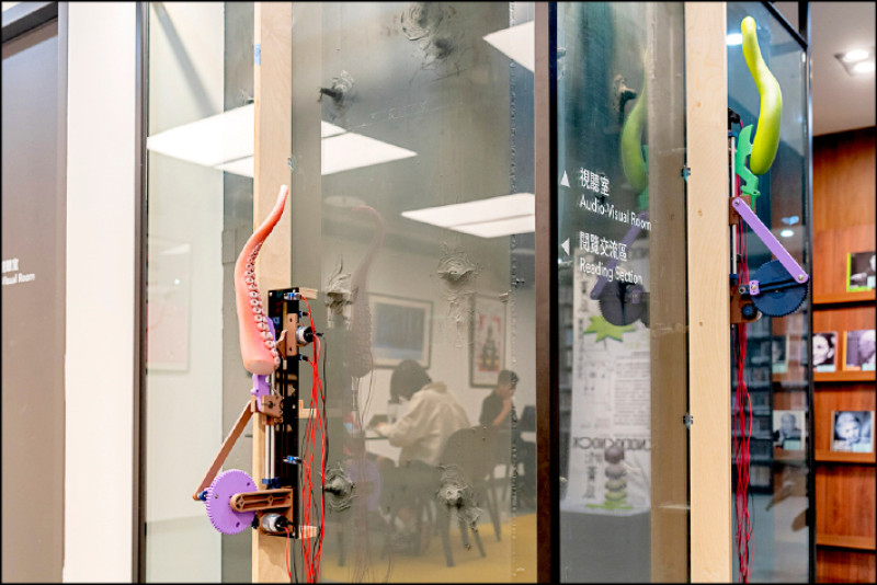 「KnockKnock#1: 黃瓜」展覽由5組動力裝置構成，企圖激發觀眾對空間邊界與視聽體驗的思索。（國家兩廳院提供）