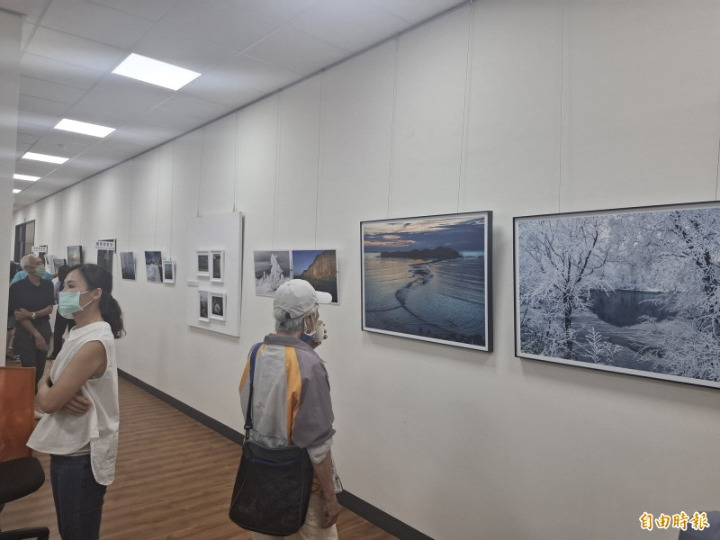 林永昌以家鄉澎湖的海拍風景，搭配日本東北雪景，舉行攝影個展。（記者劉禹慶攝）