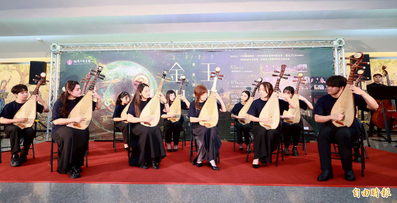 「2025桃園國樂節」邀請國內琵琶演奏家磅礡共奏琵琶武曲之巔「十面埋伏」揭開年度音樂盛事的序幕。（記者李容萍攝）