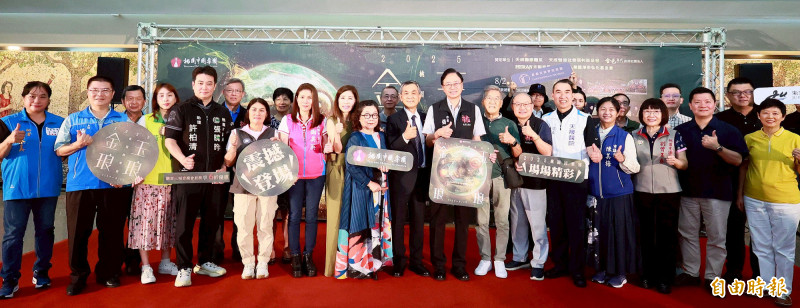 桃園市長張善政（中）等人出席「2025桃園國樂節」記者會，為系列活動揭開序幕。（記者李容萍攝）