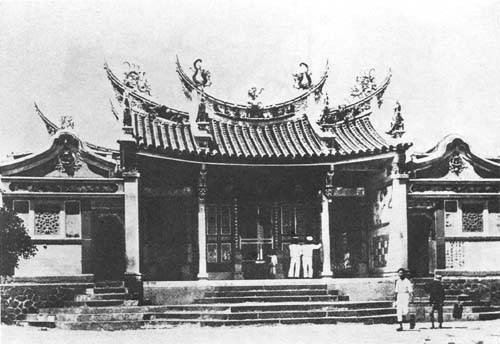 1923年天后宮老照片，左側有看見老榕樹。（許玉河提供）