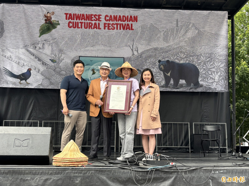 卑詩省省議員康安禮（右1）及周炯華（左2）、崔保羅（左1）上台頒發「台灣傳統月」證書，由台加文化協會理事長蔡雅玲（右2）代表接受。（記者張伶銖攝）