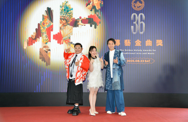 第36屆傳藝金曲獎主持人許效舜（左起）、楊小黎與傳藝大道主持人柯大堡合照。（傳藝中心提供）