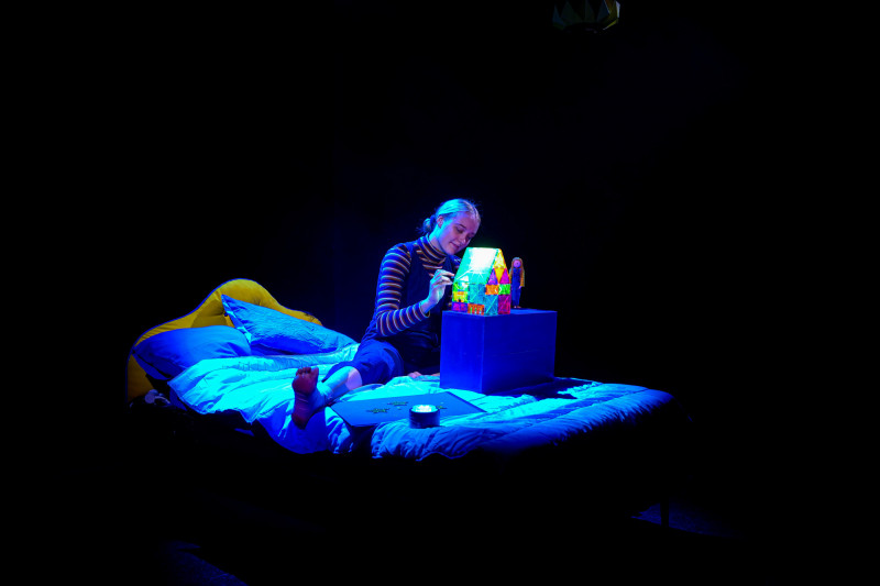 《閃閃星》改編經典繪本《阿羅有枝彩色筆》故事圍繞著一位小女孩和一顆神秘的小光點。（北藝中心提供）