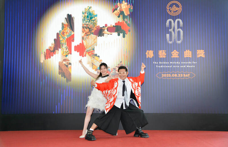 第36屆傳藝金曲獎由許效舜（右）與楊小黎搭檔主持。（傳藝中心提供）