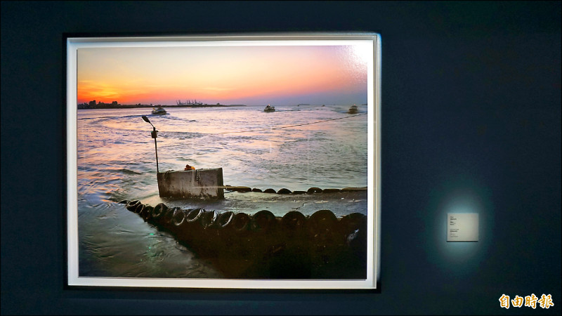 沈昭良的「漂流」系列作品，由台灣地景切入，帶領觀眾思索歷史與文化。（記者董柏廷攝）