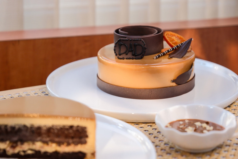 以諧音「真心如故」命名的「榛心如故父親節蛋糕」，整體層次豐富，如同父親的愛。（瓏山林台北中和飯店提供）