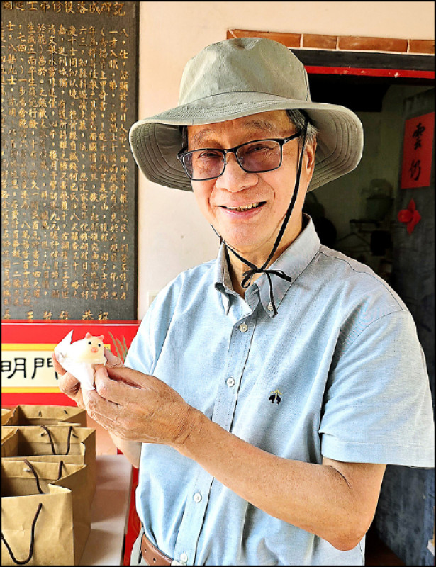 李遠展示「菜繭」捏成「雞母狗仔」的可愛造型。