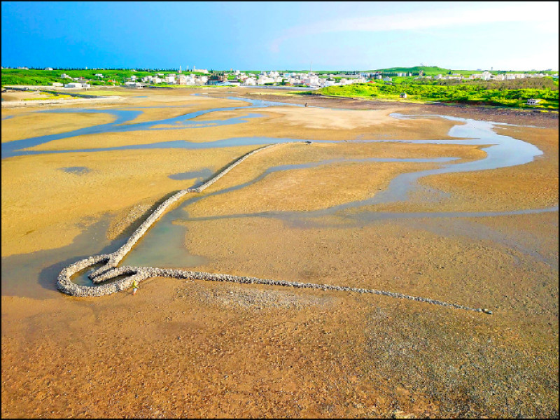 離島出走的多種特色遊程包括石滬體驗。（離島出走提供）