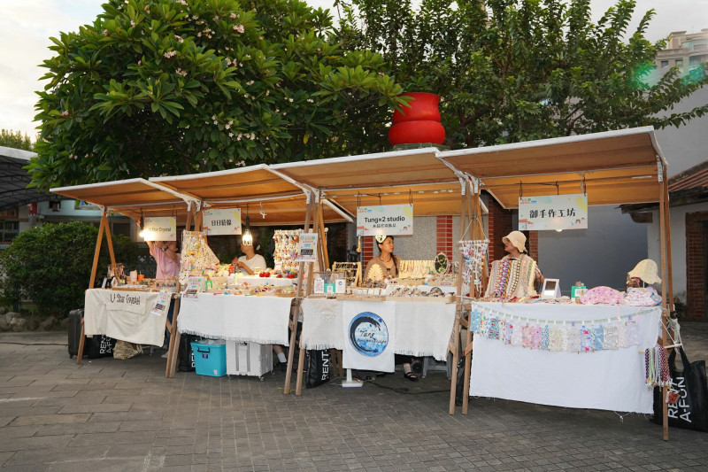 新瓦屋板凳電影院自今日上午11點起展開，設有13好市集、行動書車有禮送、竹蟬製作DIY、彩繪迴旋飛機DIY、板凳回娘家換好禮、拍照打卡送好禮等活動。（新竹縣政府提供）