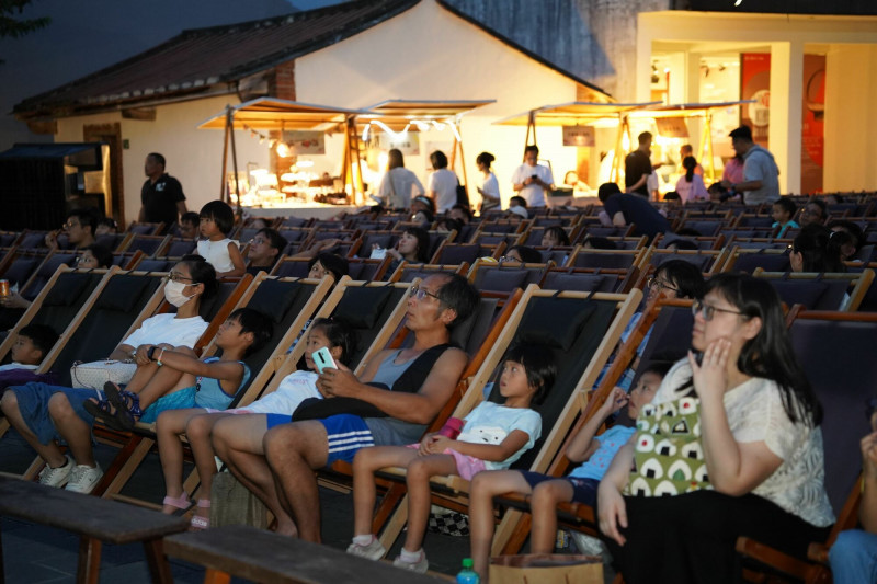 新瓦屋板凳電影院搭配600吋巨幕及舒適躺椅，期打造新竹最Chill的露天電影院。（新竹縣政府提供）