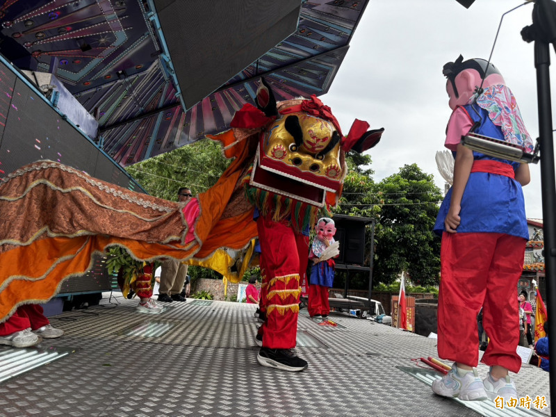 成功國小西畔分校學生表演客家獅。（記者顏宏駿攝）