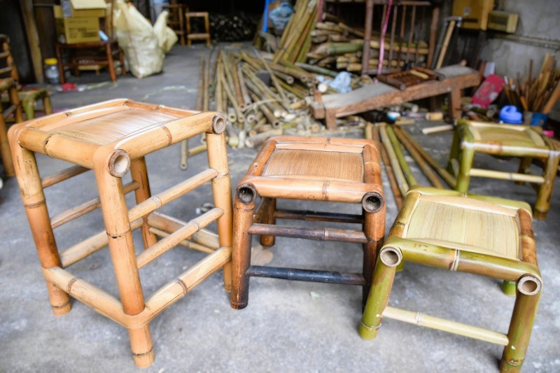 以包管結合鑽孔榫接工法製作的竹椅，密合度高，椅子堅固絕不搖晃。（台南市政府提供）