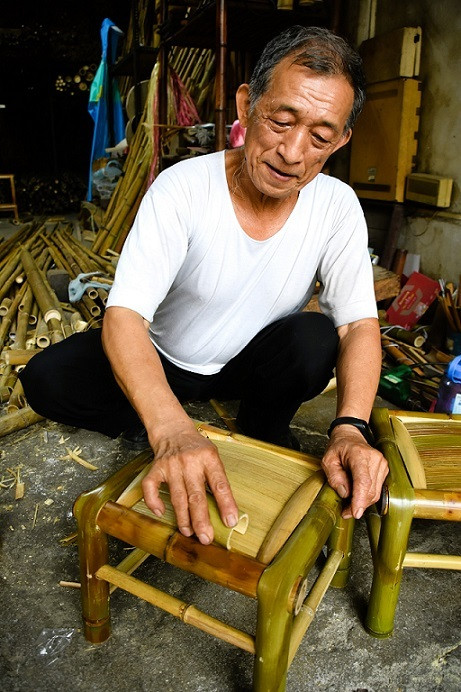為了讓竹椅表面平滑，連打磨都有特別的工具與技法。（台南市政府提供）