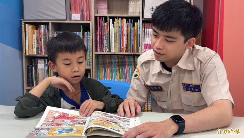 桃園市政府民政局替代役男吳博鈞（右）擔任課輔老師，陪孩子們讀書。（記者周敏鴻攝）