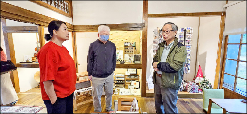 李遠（右）與陸小芬拜訪沿菊書店負責人高世澤（中）。