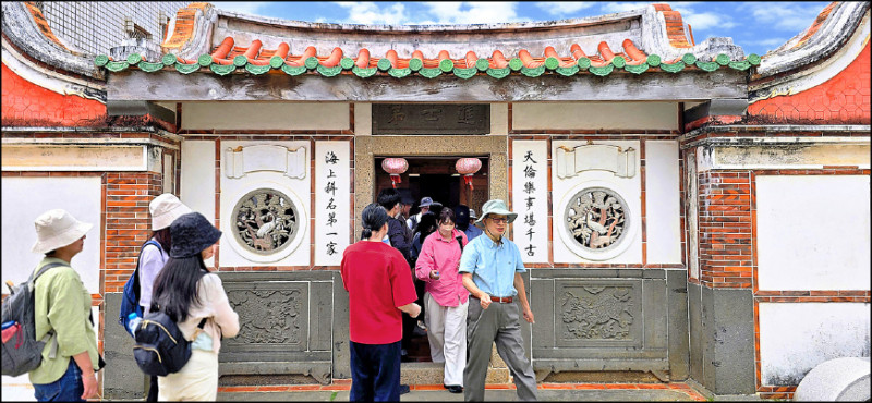 古蹟蔡廷蘭進士第，磚牆面的正中央各有圓形泥塑「松鶴圖」鏤窗，下方各有造型樸實粗壯的麒麟堵。