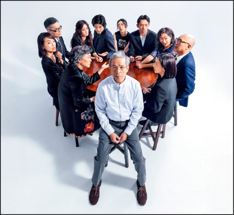 《八月，在我家》描繪吳念真（前）飾演的父親角色消失後，在家人間掀起的情感風暴。（綠光劇團提供）