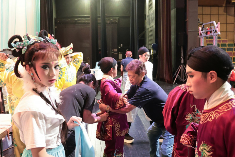 蘭陽戲劇團的「歌仔實境秀」幕前、幕後動態一目了然。（宜蘭縣府提共）