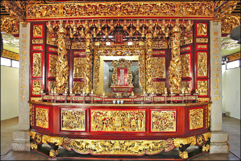 鹿港施姓宗祠神龕耗時9年，是施鎮洋最重要的作品。