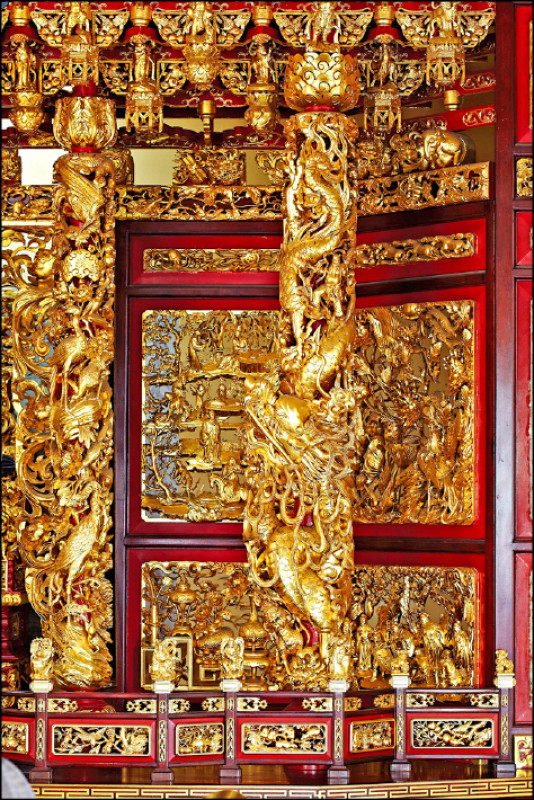 施鎮洋的龍柱上有3轉9似的龍及八仙、魚將、龜卒等襯景。