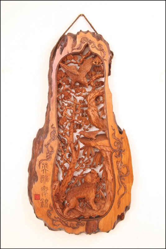 在〈英雄奪錦〉中，施鎮洋幽默地將錦雞雕成因被老鷹與雄獅夾擊而軟腳。