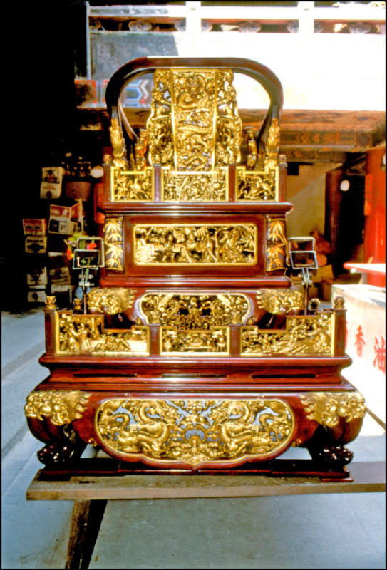 施鎮洋替彰化縣城隍廟製作的神轎。