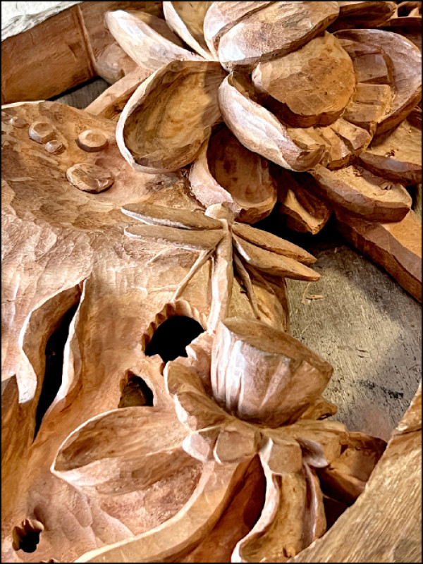 施鎮洋習慣保留木雕上的刀痕、不用磨砂紙。（高依汾攝）