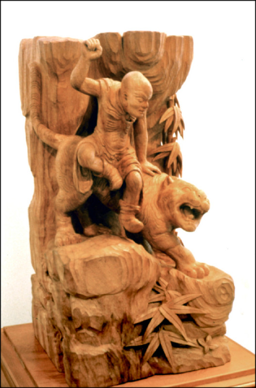 施鎮洋圓體雕作品〈降福〉。