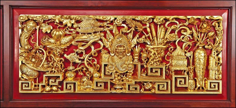 施鎮洋以高難度的深浮雕展現〈盔甲連登暗八仙〉博古圖式。