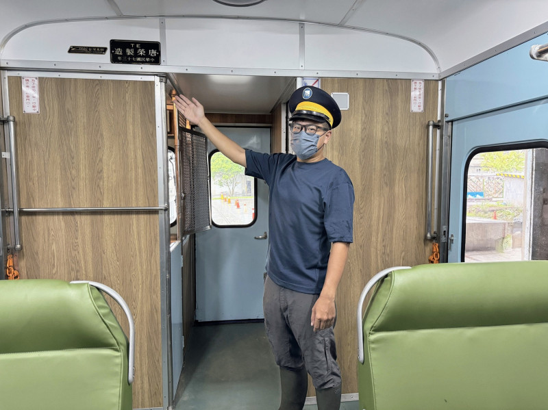 假日限定乘車體驗規劃於車輛運行時，將有專人在車上為遊客提供解說。（文化部提供）