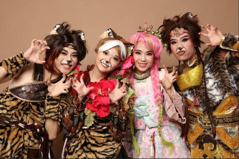 2025兒童歌仔戲全台巡演，8月23日將在彰化社頭登場，由李靜芳歌仔戲團演出《虎姑婆‧護孤婆》。演員們化身小老虎、少女與俠士，展現兒童歌仔戲的趣味與張力。（彰化縣文化局提供）