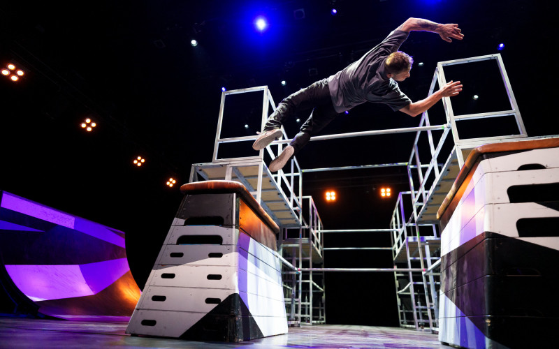 《失重玩家》展現運動與藝術的完美結合，觀眾仿若置身極限競技現場。（©Michel Schnater.jpg，NTT提供）